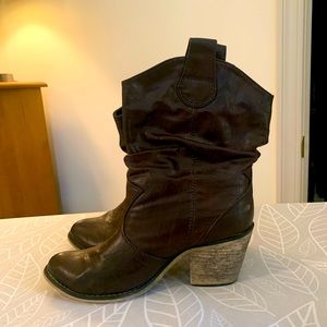Slouchy short cowboy boot EUC